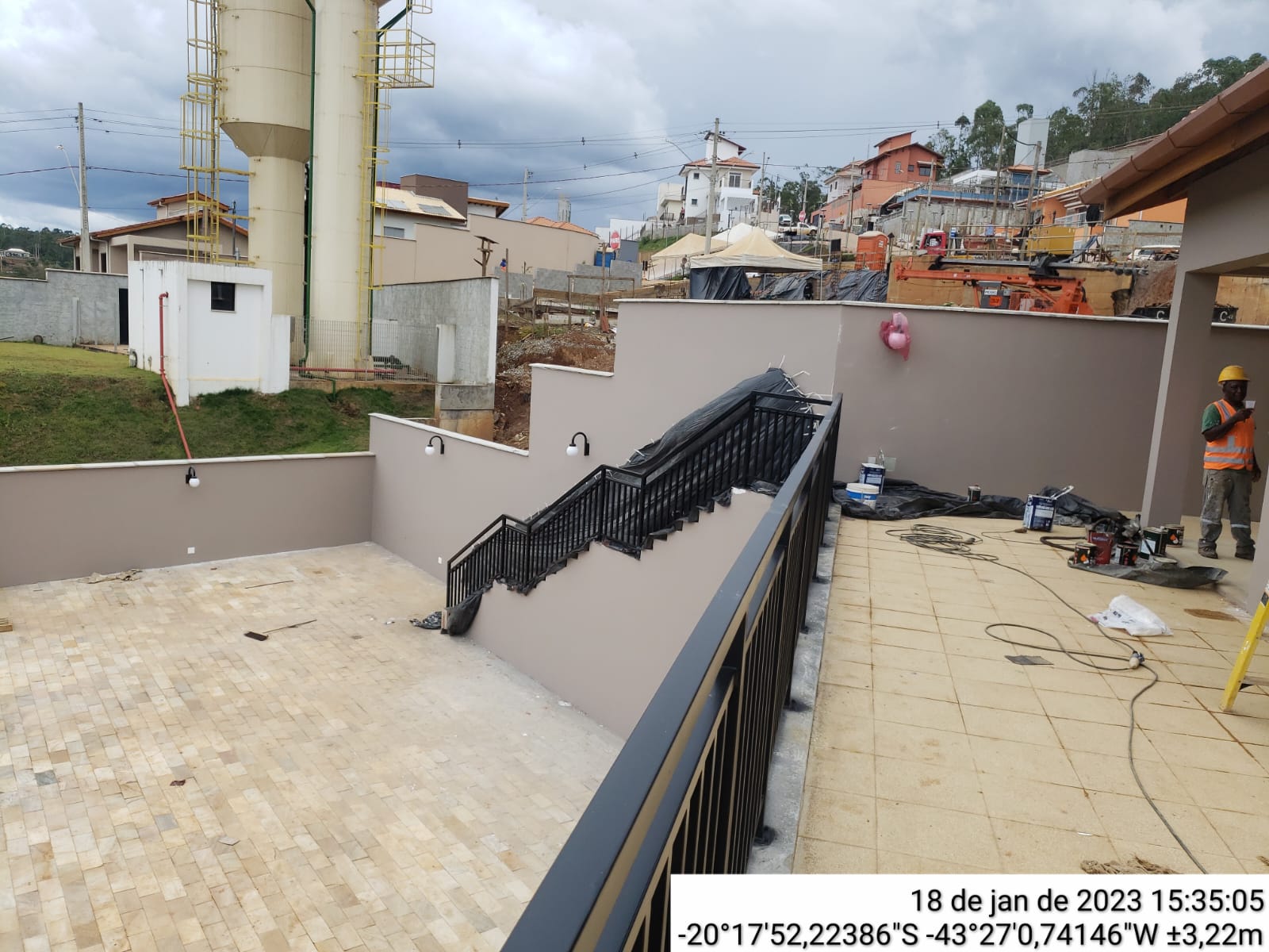 Guarda-corpo e corrimão metálicos em escada de emergência externa