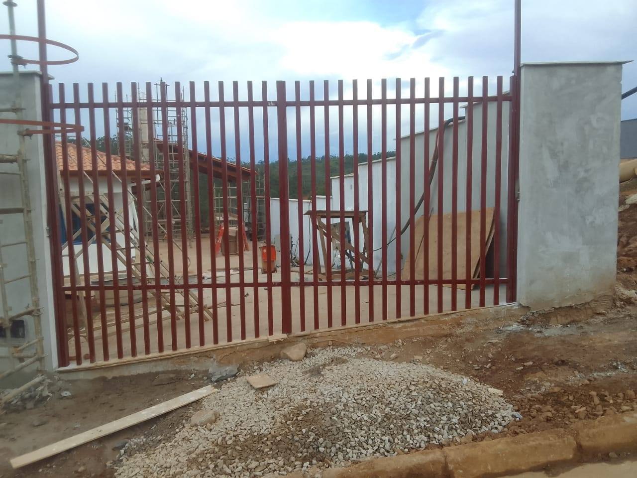 Portão e grade de ferro em obra de reassentamento — Mariana/MG — fabricado e instalado pela DMA Engenharia e Serralheria