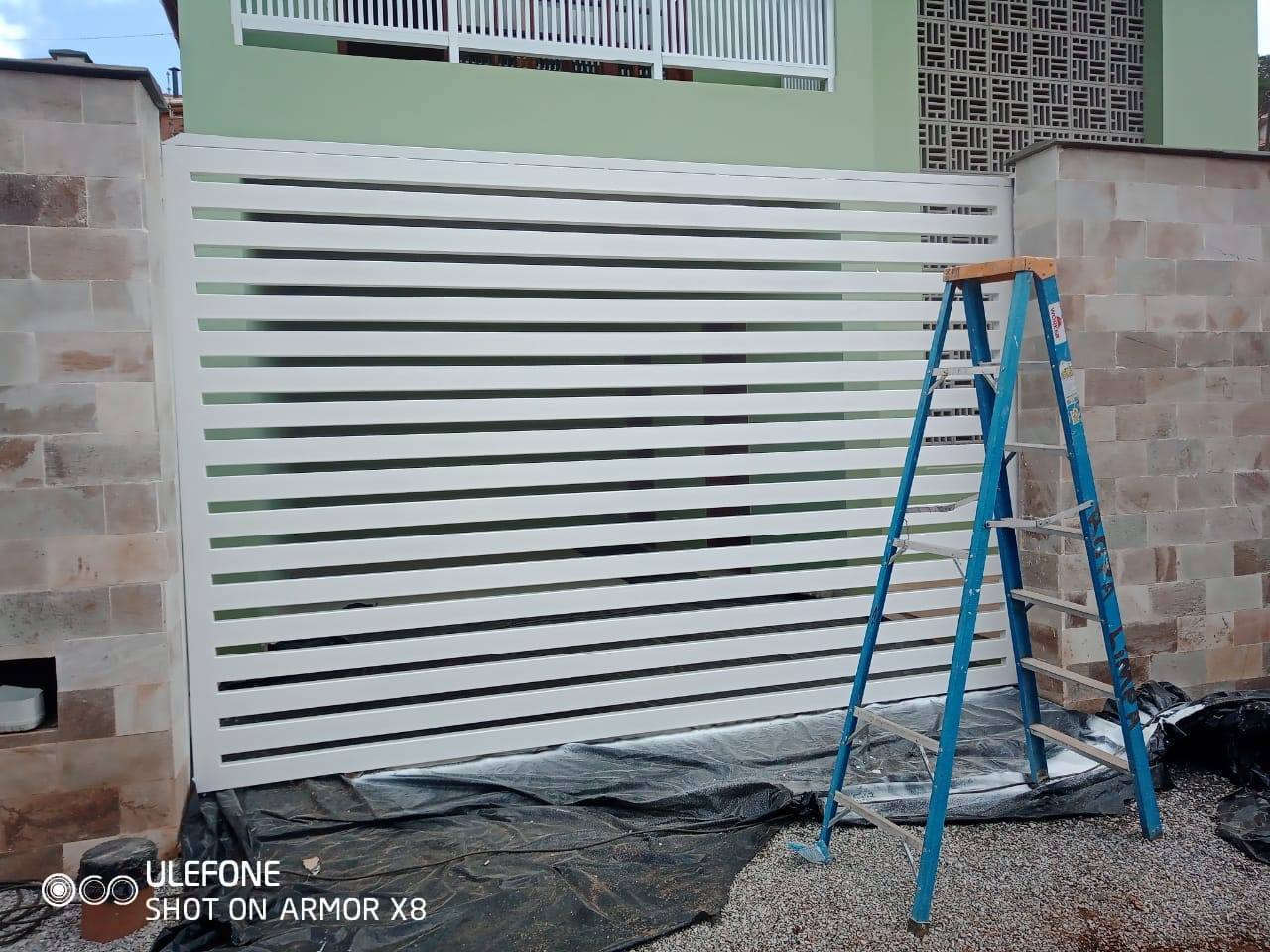 Painel de grade de ferro branca em fechamento lateral de residência