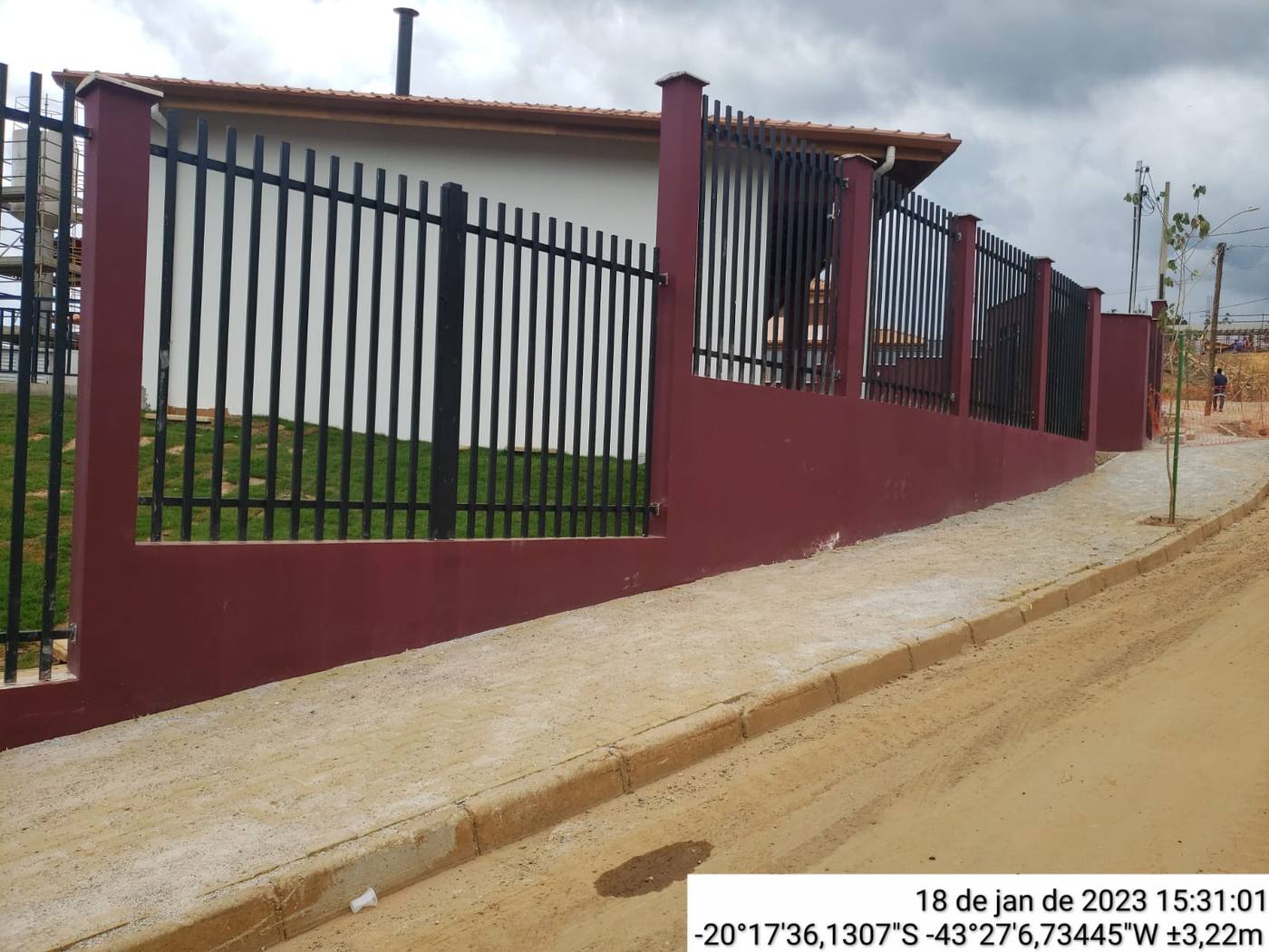 Gradil de ferro sobre mureta em fechamento perimetral — Mariana/MG — fabricado e instalado pela DMA Engenharia e Serralheria