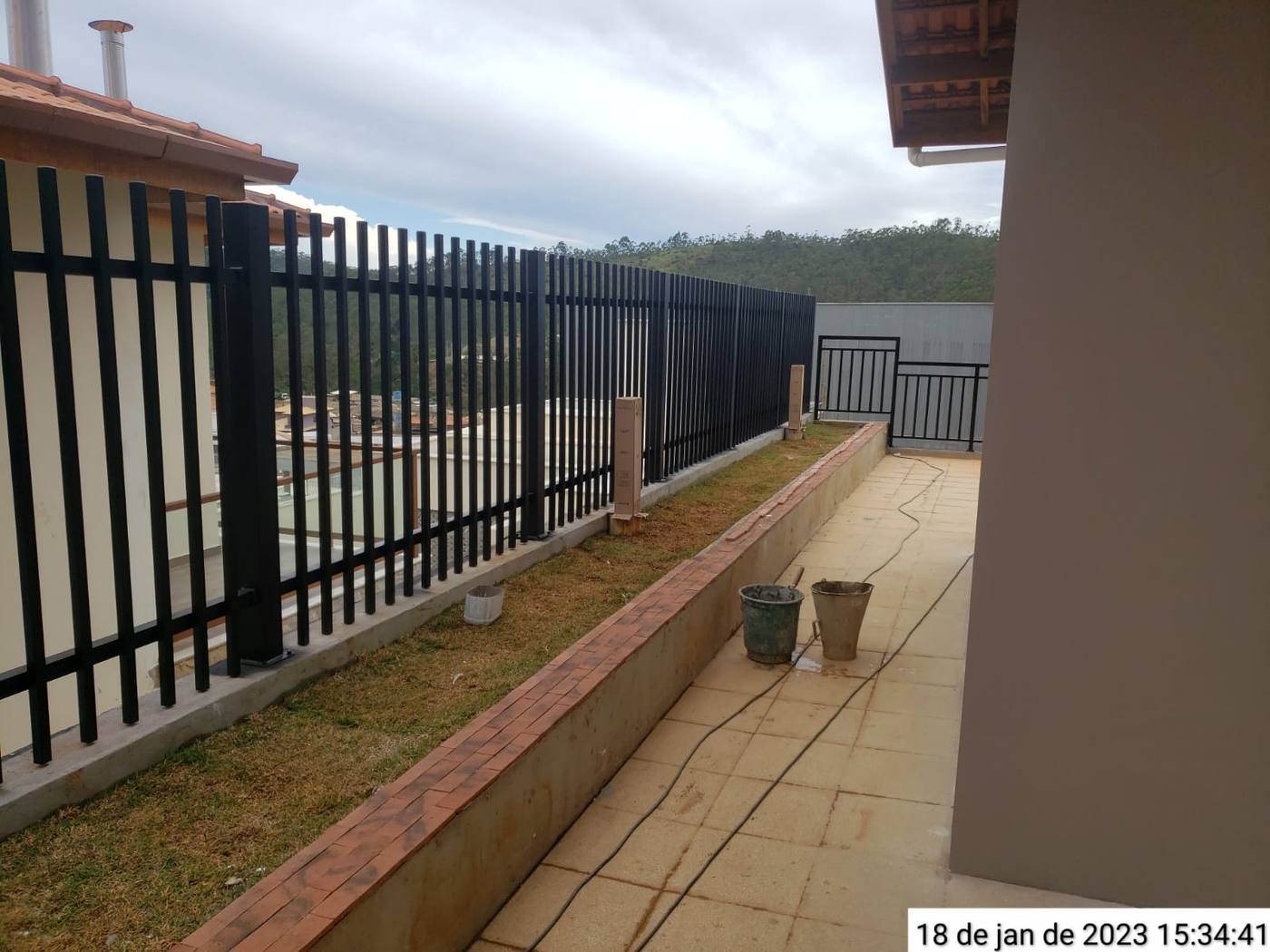 Grade de ferro preta em fechamento perimetral de condomínio
