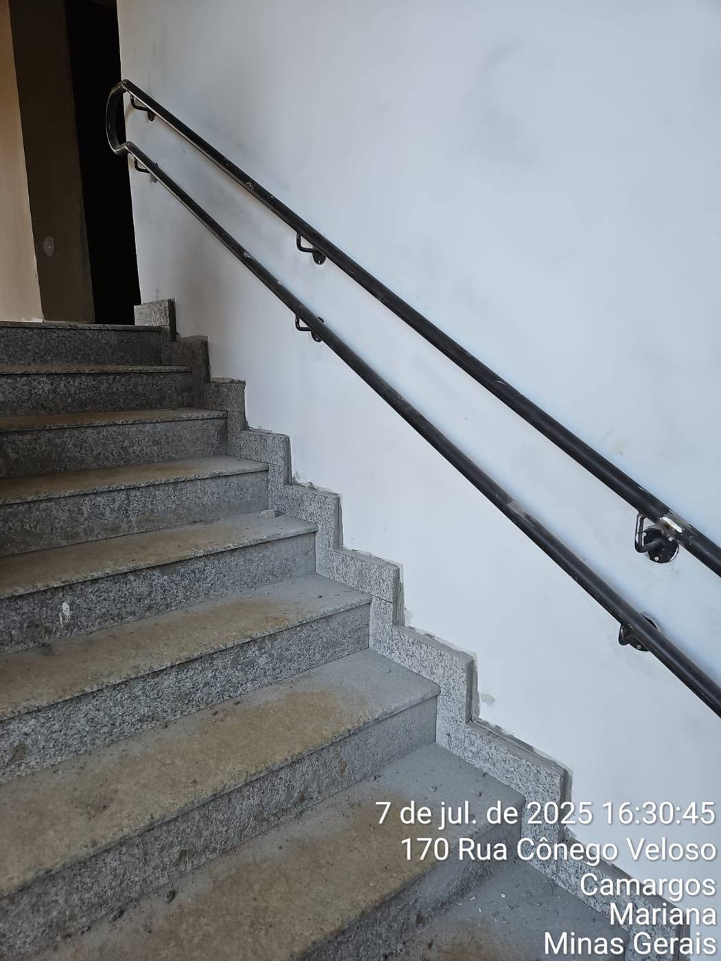 Corrimão duplo de parede em escada interna — Camargos, Mariana/MG — fabricado e instalado pela DMA Engenharia e Serralheria