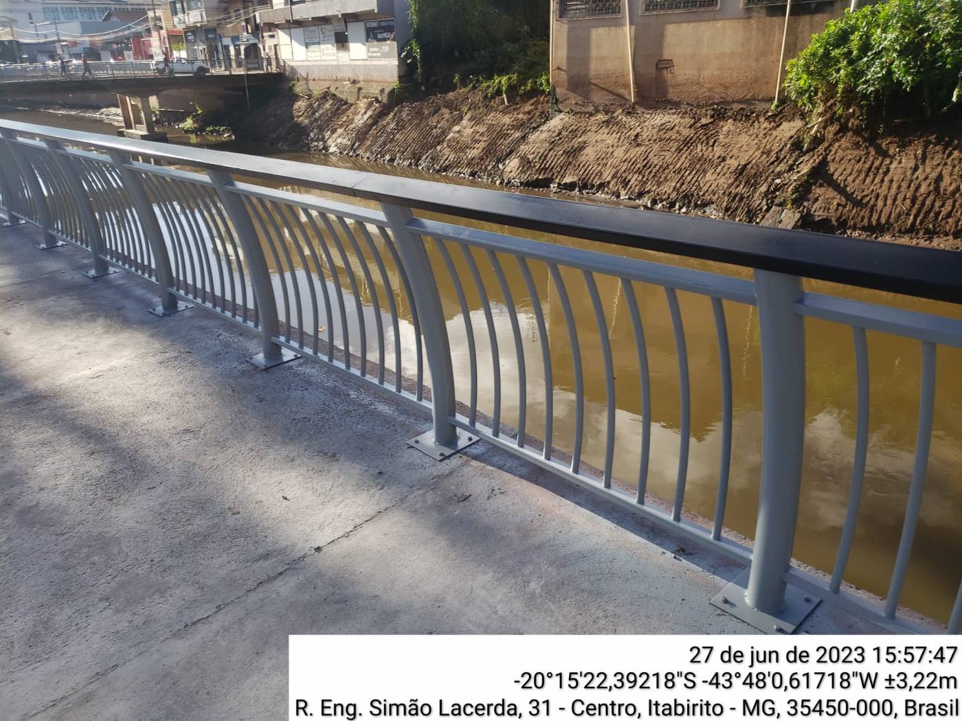 Guarda-corpo de ponte urbana com montantes curvos — Centro, Itabirito/MG — fabricado e instalado pela DMA Engenharia e Serralheria