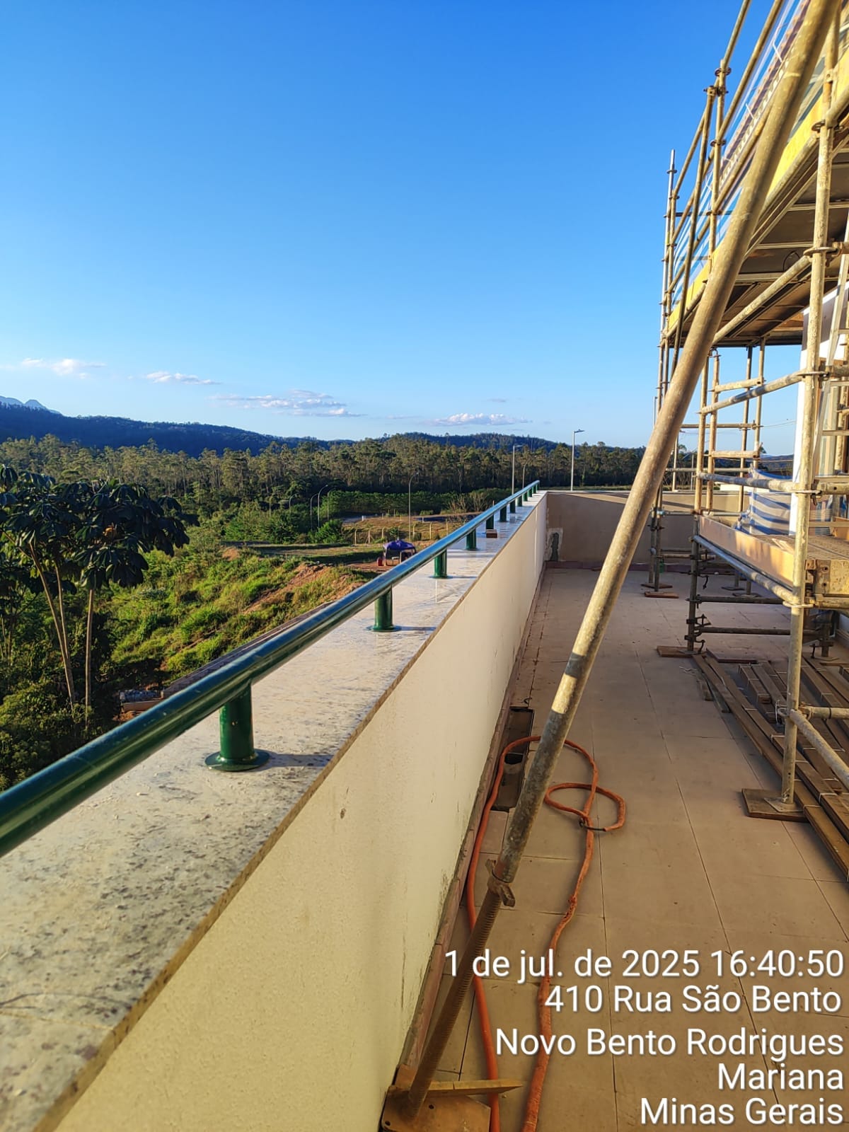 Guarda-corpo tubular em aço galvanizado instalado em laje externa