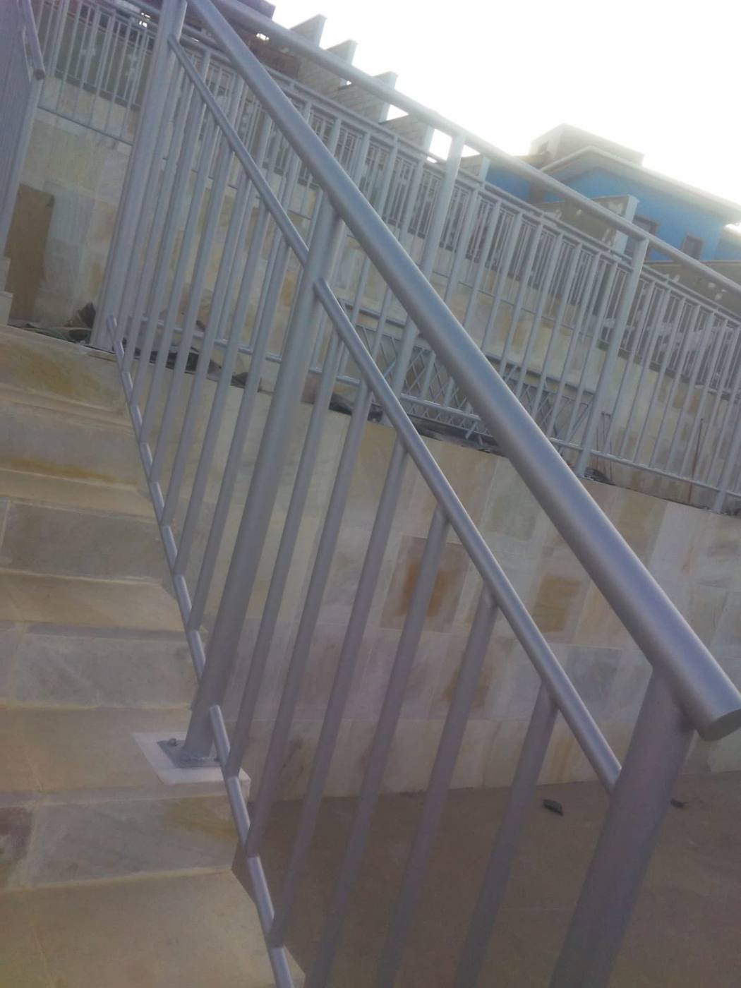 Guarda-corpo tubular em escada externa com pintura cinza — região de BH/MG — fabricado e instalado pela DMA Engenharia e Serralheria
