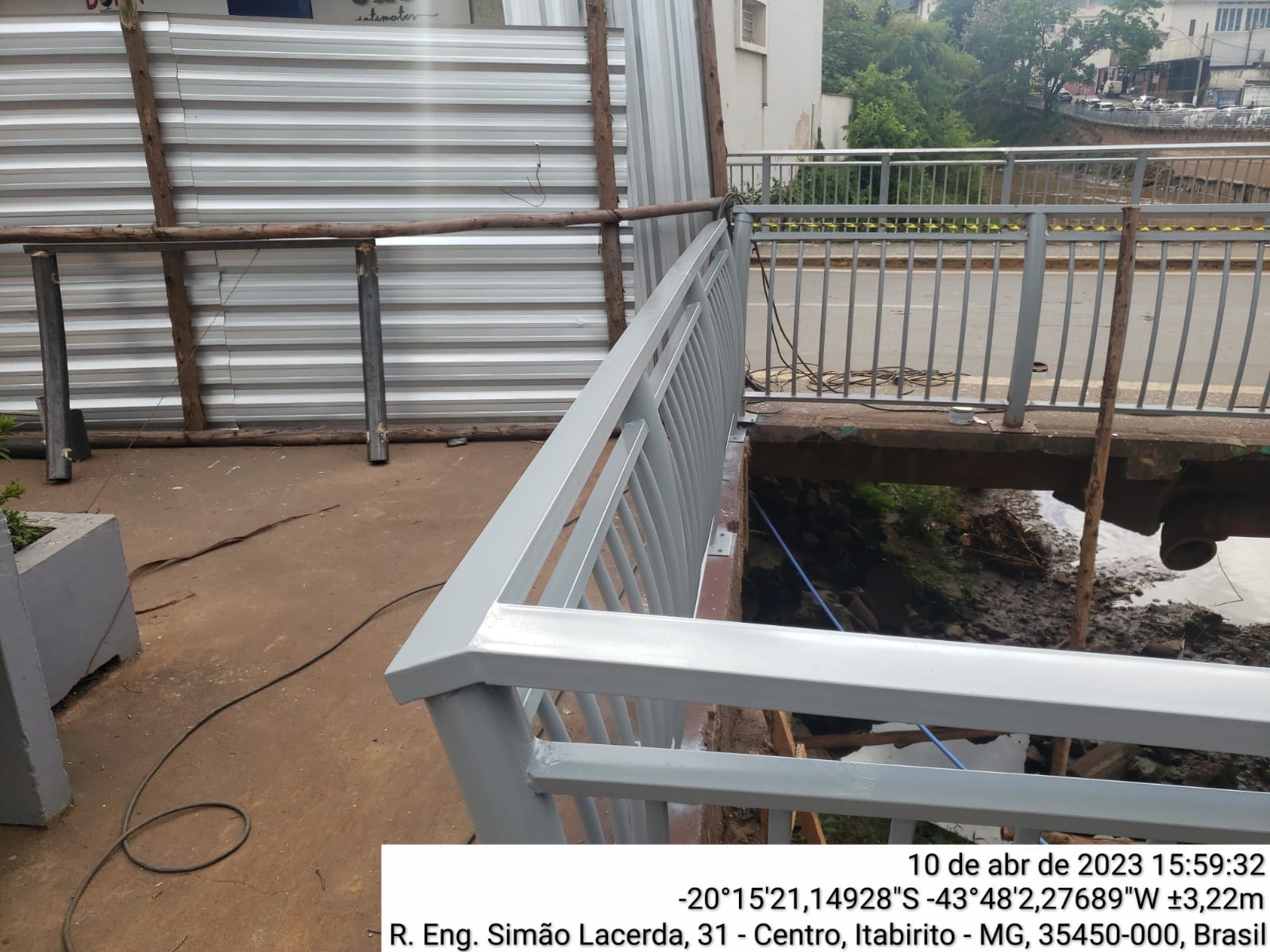 Corrimão metálico em passeio urbano — Itabirito/MG — fabricado e instalado pela DMA Engenharia e Serralheria