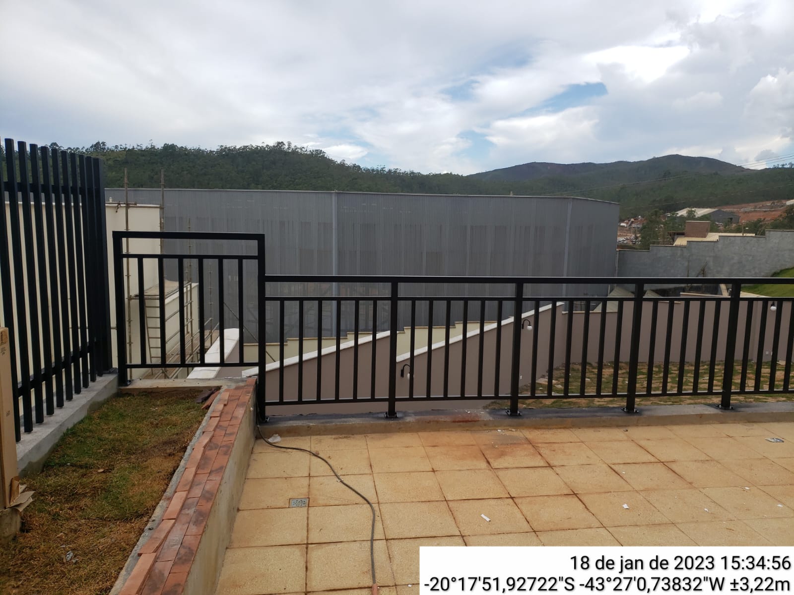 Guarda-corpo industrial em ferro instalado na borda de laje técnica