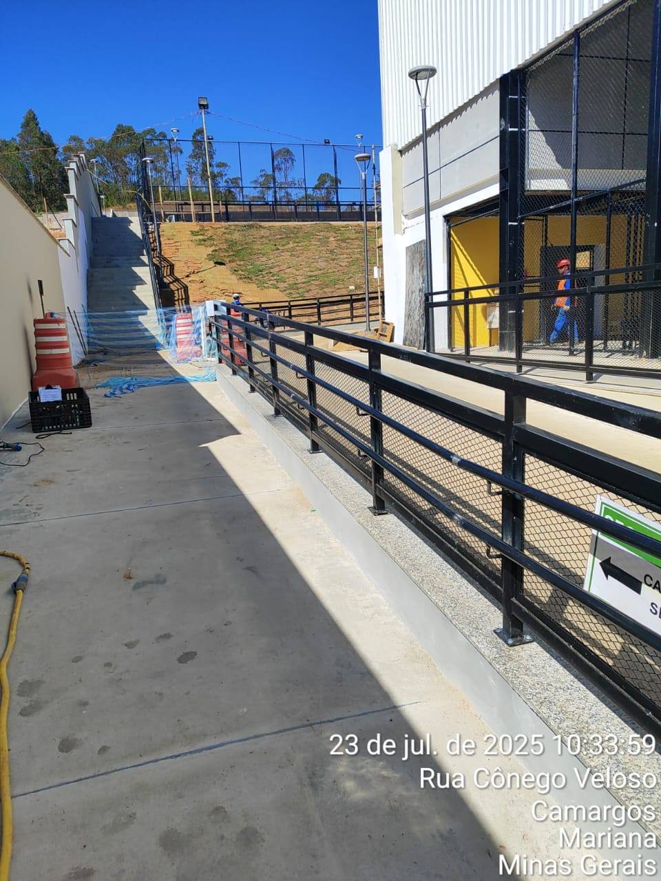 Guarda-corpo em rampa de acesso durante a obra — Camargos, Mariana/MG — fabricado e instalado pela DMA Engenharia e Serralheria