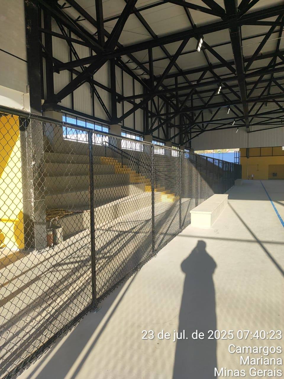 Alambrado de proteção em quadra poliesportiva coberta — Camargos, Mariana/MG — fabricado e instalado pela DMA Engenharia e Serralheria