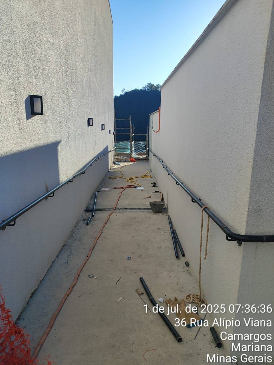 Corrimão de parede em passeio técnico entre blocos — Camargos, Mariana/MG — fabricado e instalado pela DMA Engenharia e Serralheria