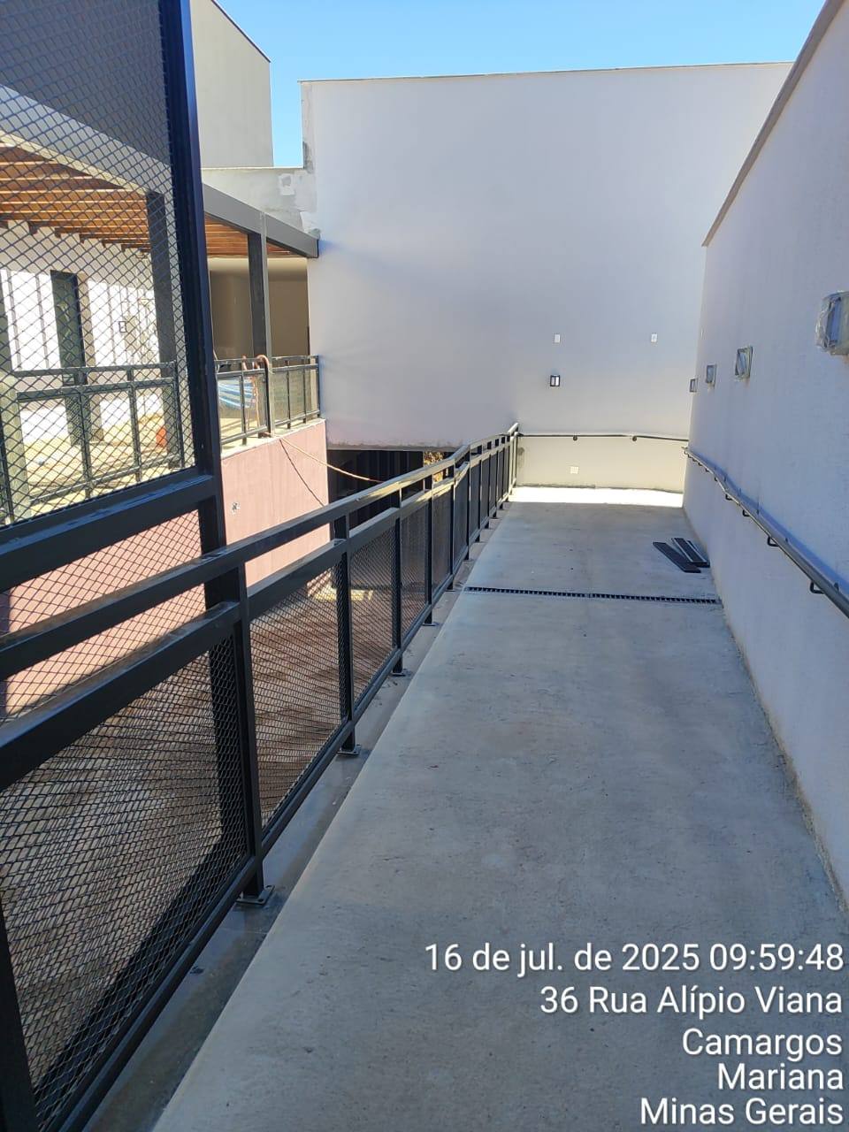 Guarda-corpo metálico em laje de cobertura residencial — Mariana/MG — fabricado e instalado pela DMA Engenharia e Serralheria
