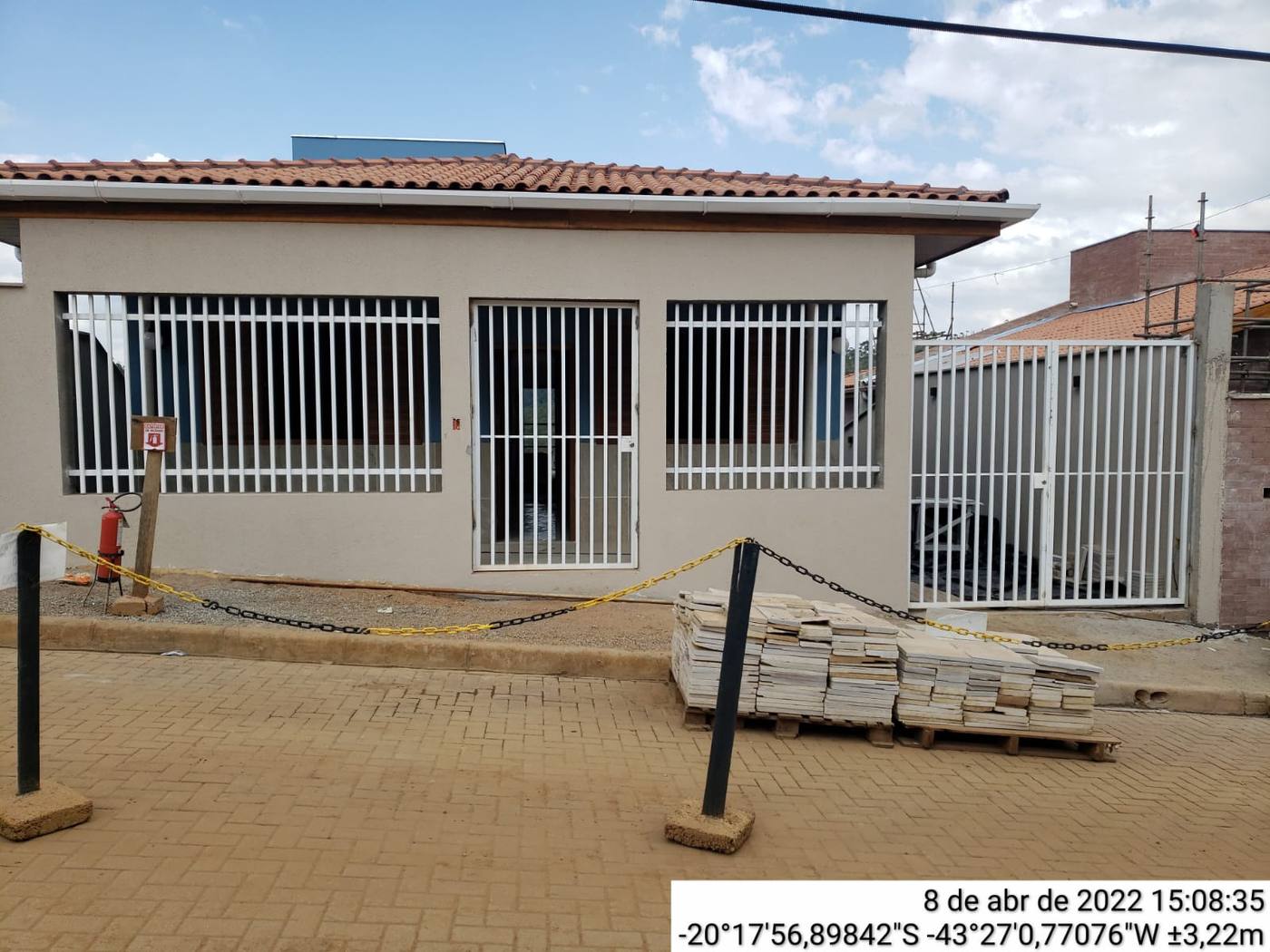 Grades de janela e portão social em ferro pintado — Mariana/MG — fabricado e instalado pela DMA Engenharia e Serralheria