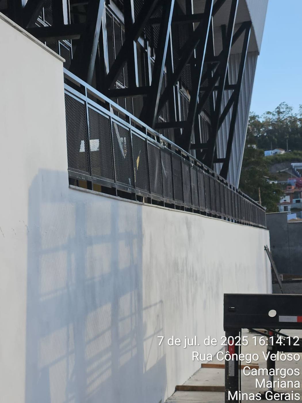 Guarda-corpo em chapa expandida sobre mureta de ginásio — Camargos, Mariana/MG — fabricado e instalado pela DMA Engenharia e Serralheria