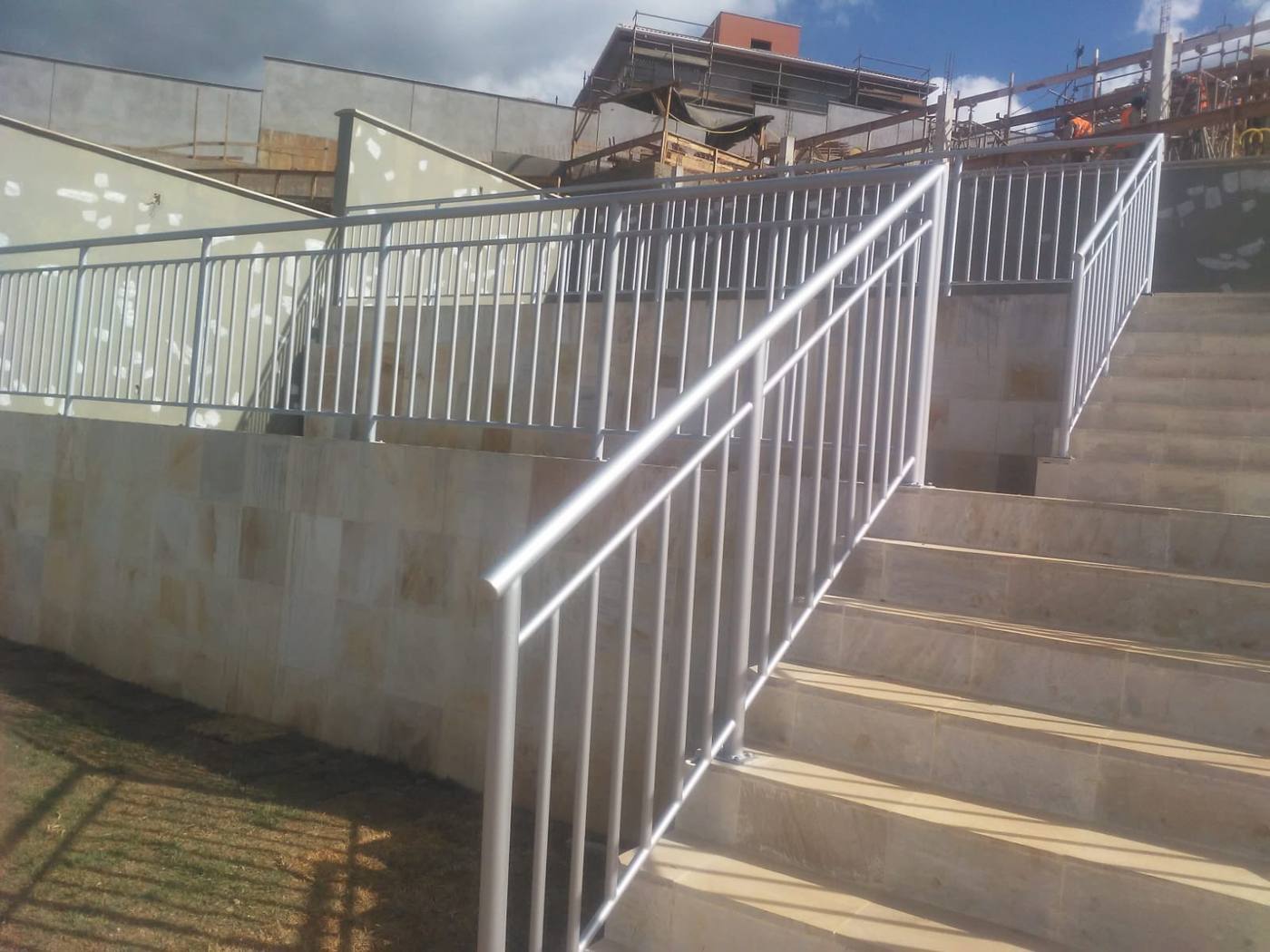 Guarda-corpo e corrimão em escada social de área externa — região de BH/MG — fabricado e instalado pela DMA Engenharia e Serralheria