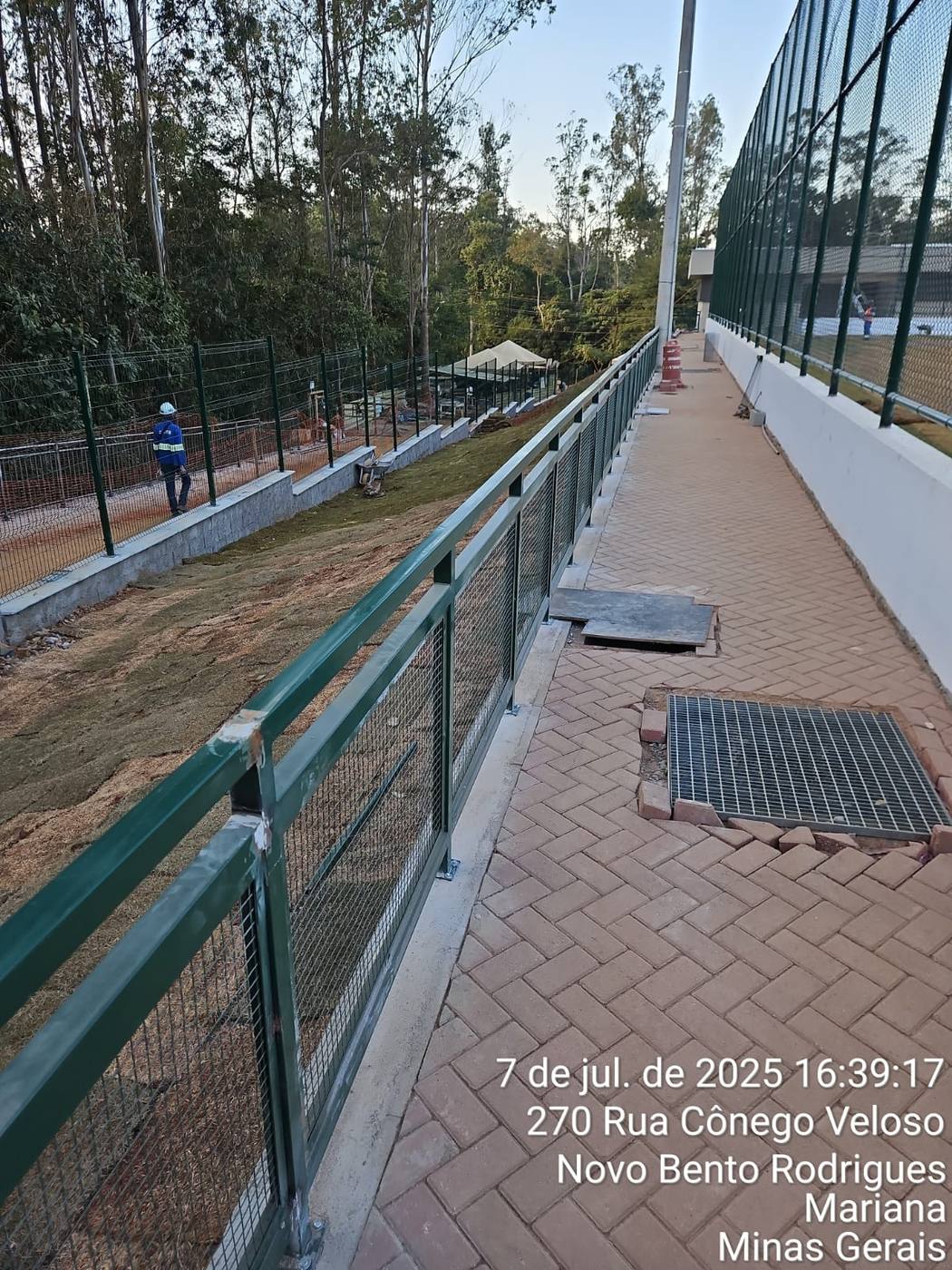 Guarda-corpo com preenchimento em tela ao longo de passeio — Novo Bento Rodrigues/MG — fabricado e instalado pela DMA Engenharia e Serralheria