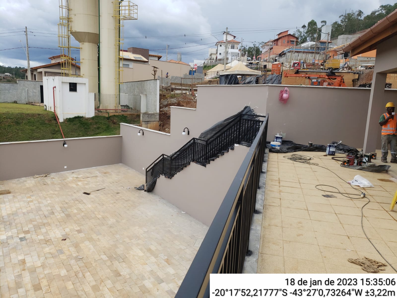 Guarda-corpo e corrimão em escada externa — obra em execução — fabricado e instalado pela DMA Engenharia e Serralheria