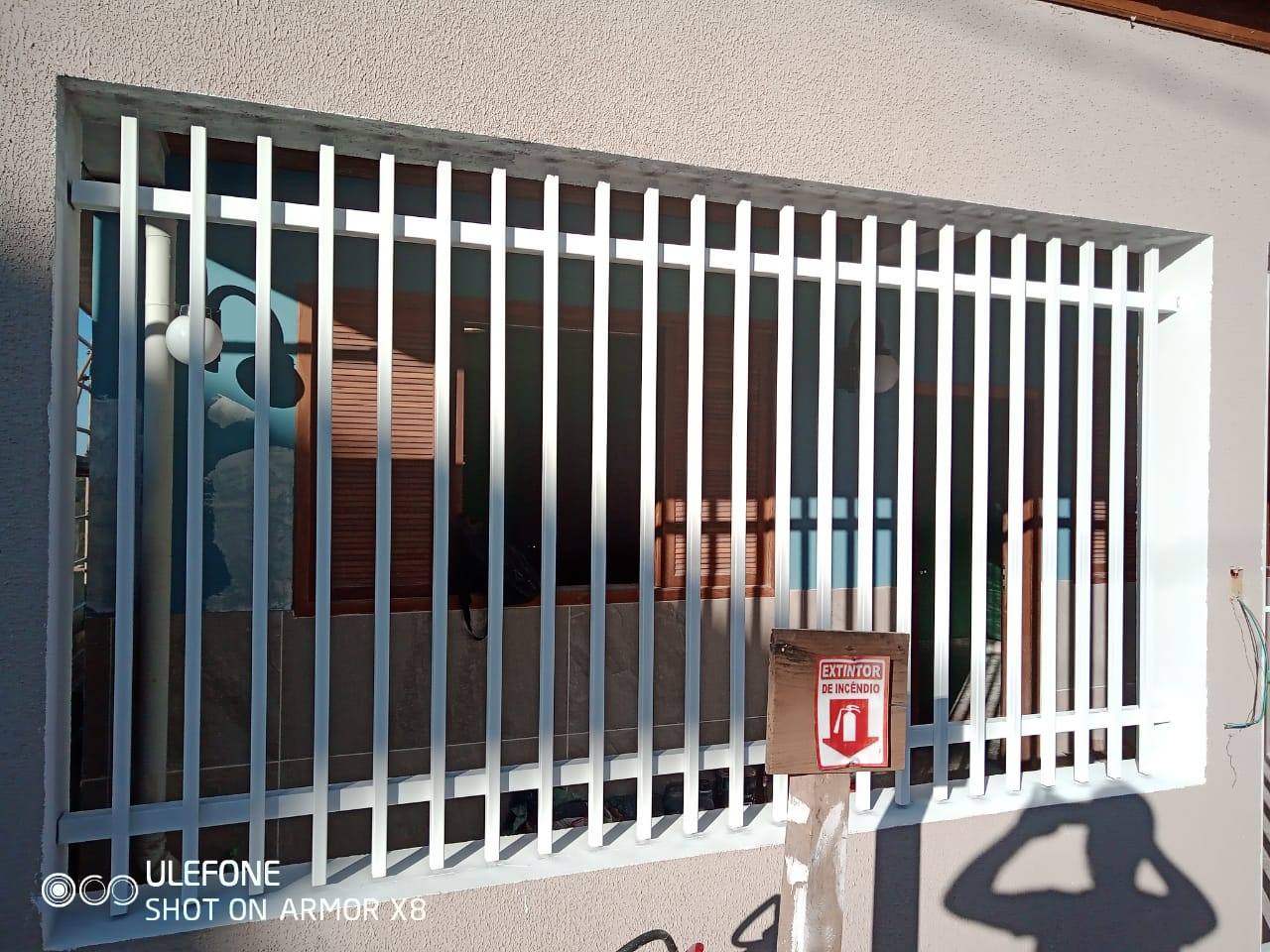 Grade de ferro sob medida em janela residencial — Mariana/MG — fabricado e instalado pela DMA Engenharia e Serralheria