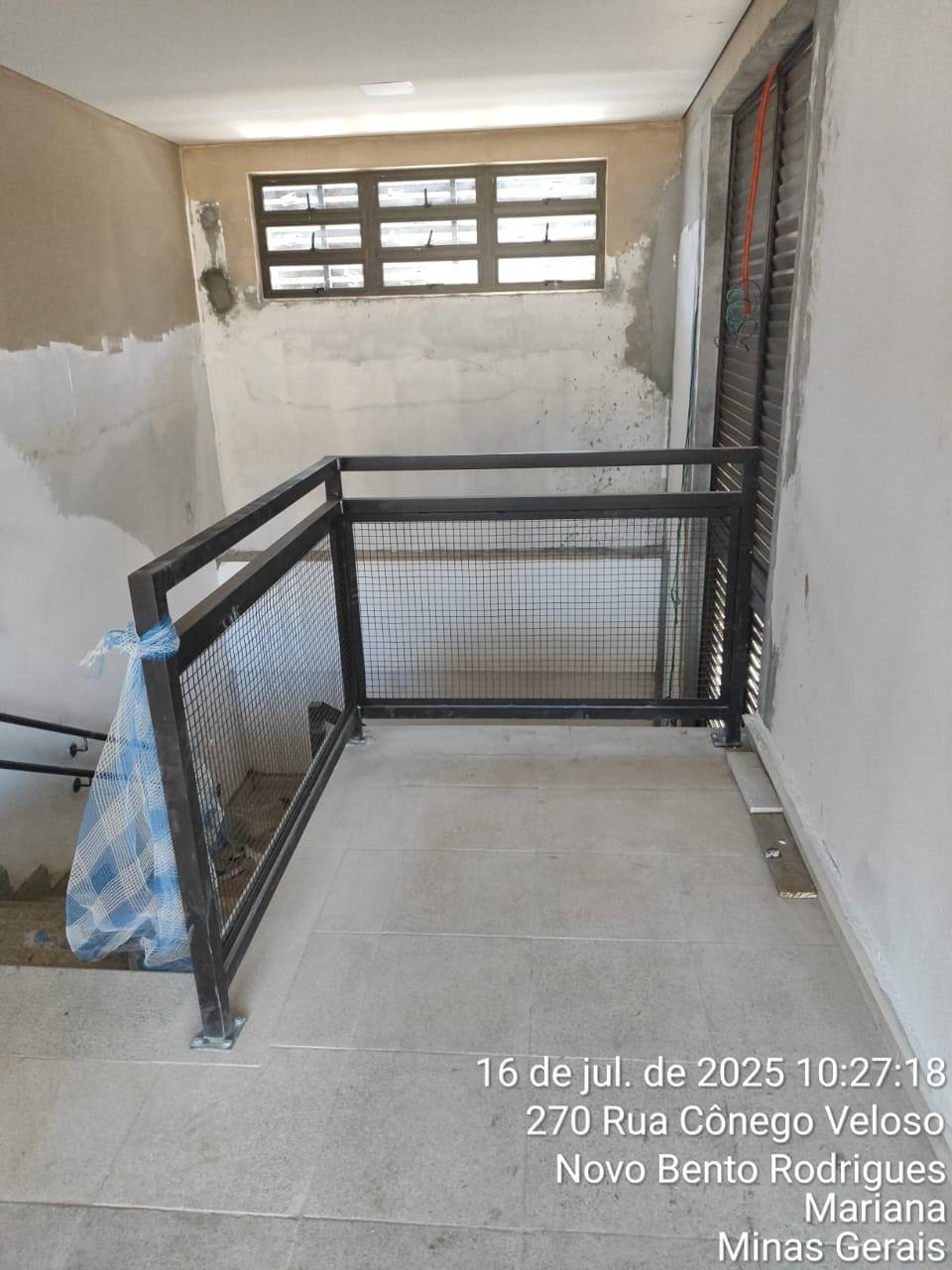 Guarda-corpo de proteção em vão de escada interna — Novo Bento Rodrigues/MG — fabricado e instalado pela DMA Engenharia e Serralheria