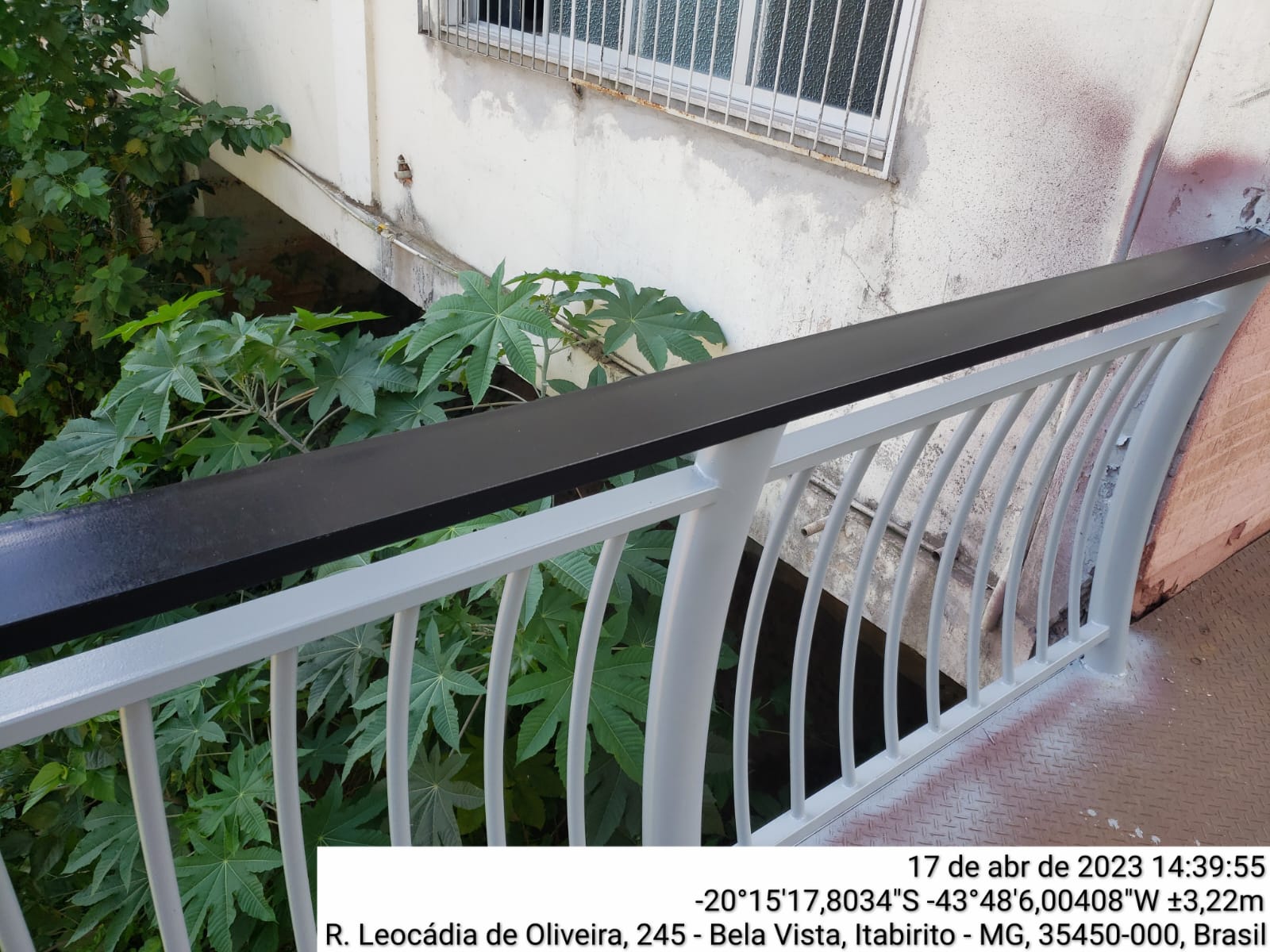 Corrimão metálico de piso com montantes em escada externa