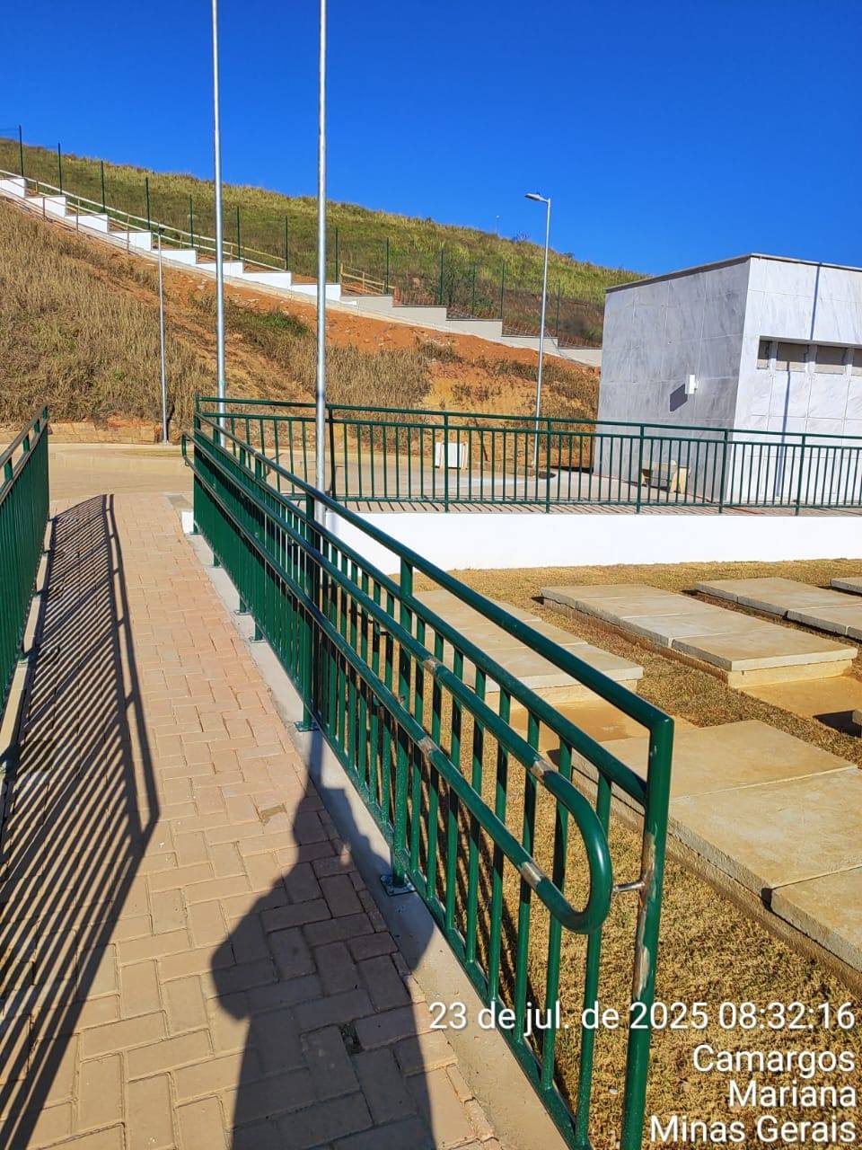 Guarda-corpo metálico verde em rampa de acesso — Mariana/MG — fabricado e instalado pela DMA Engenharia e Serralheria