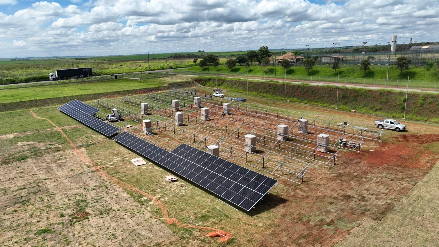 Montagem de usina solar de solo com estruturas biposte em fileira tripla