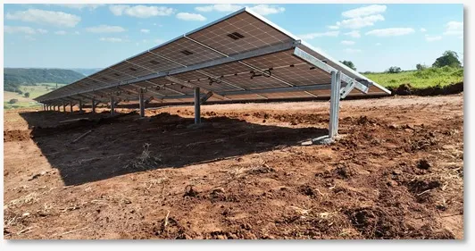 Usina solar com estrutura Solo Dupla Pro monoposte em fileira dupla